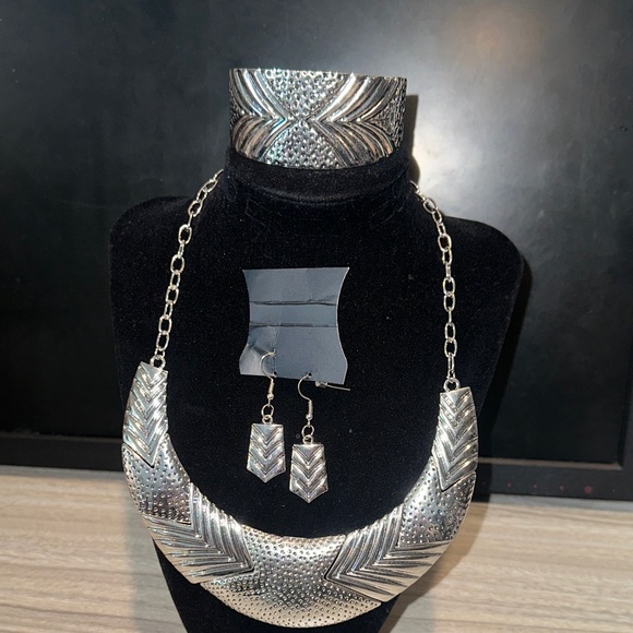 Chevron Pattern Silver Necklace Set - Picture 2 of 2